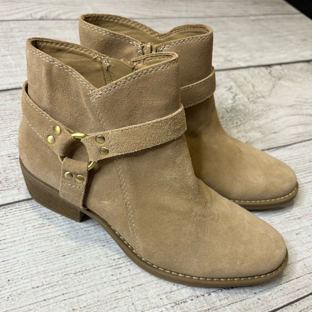 NWOT House of Harlow 1960 Beachwood Suede Block Heel‎ Camel Ankle Booties